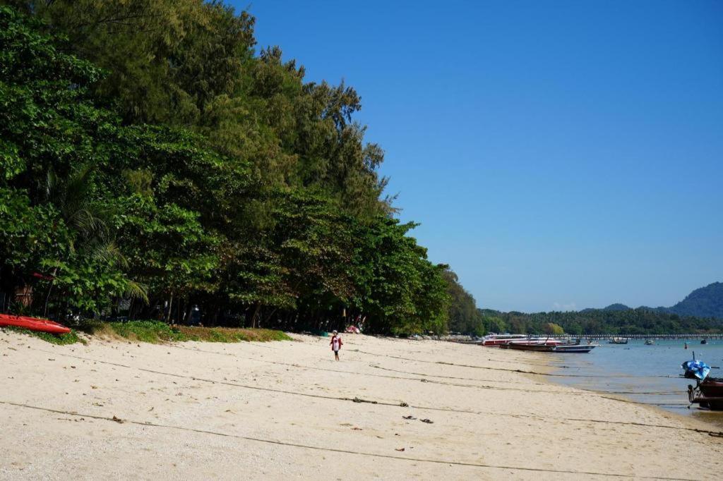 Oyo 450 Rawai Studios Resort Bagian luar foto