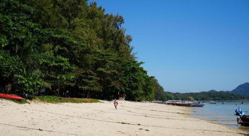 Oyo 450 Rawai Studios Resort Bagian luar foto